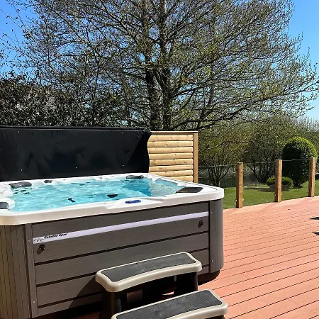 Puffin Hot Tub Lodge, 4 Bedrooms Resort, Pool,gym,bar אתר נופש פדסטואו